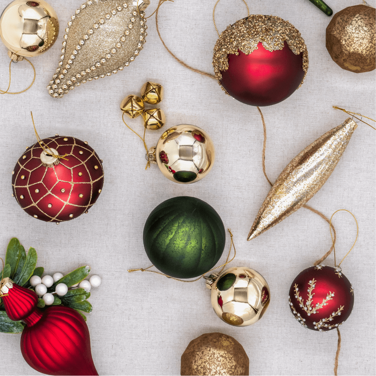 Kit de Bolas Natalinas em Vidro Vermelho e Verde (15 Peças)