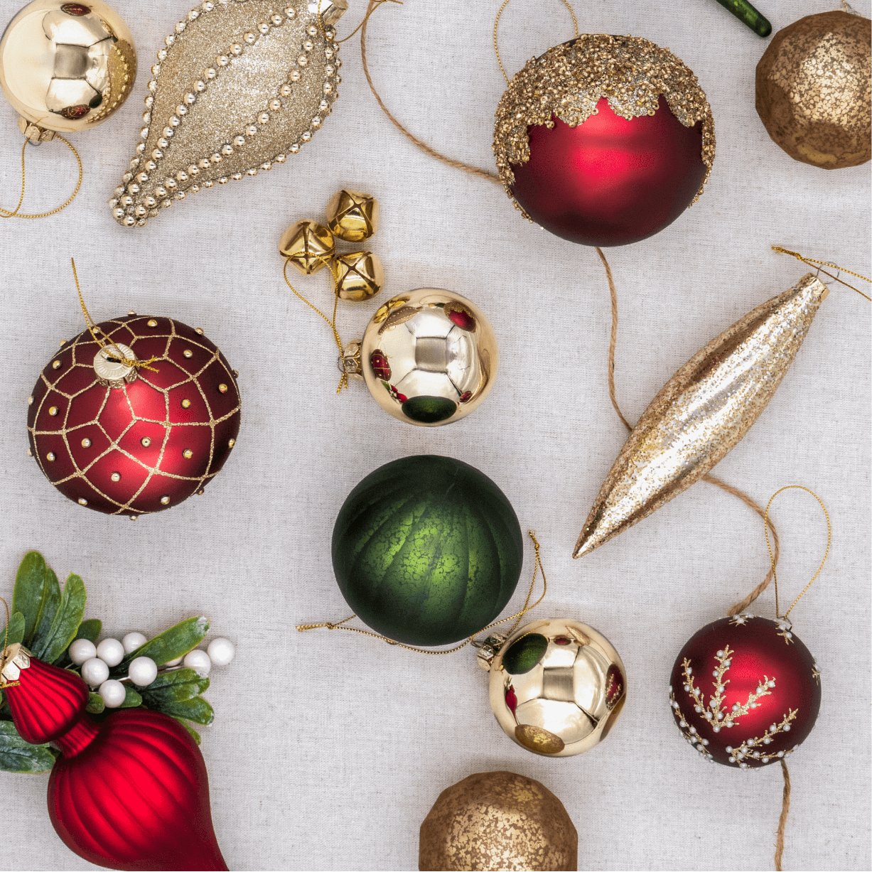 Kit de Bolas Natalinas em Vidro Vermelho e Verde (15 Peças)