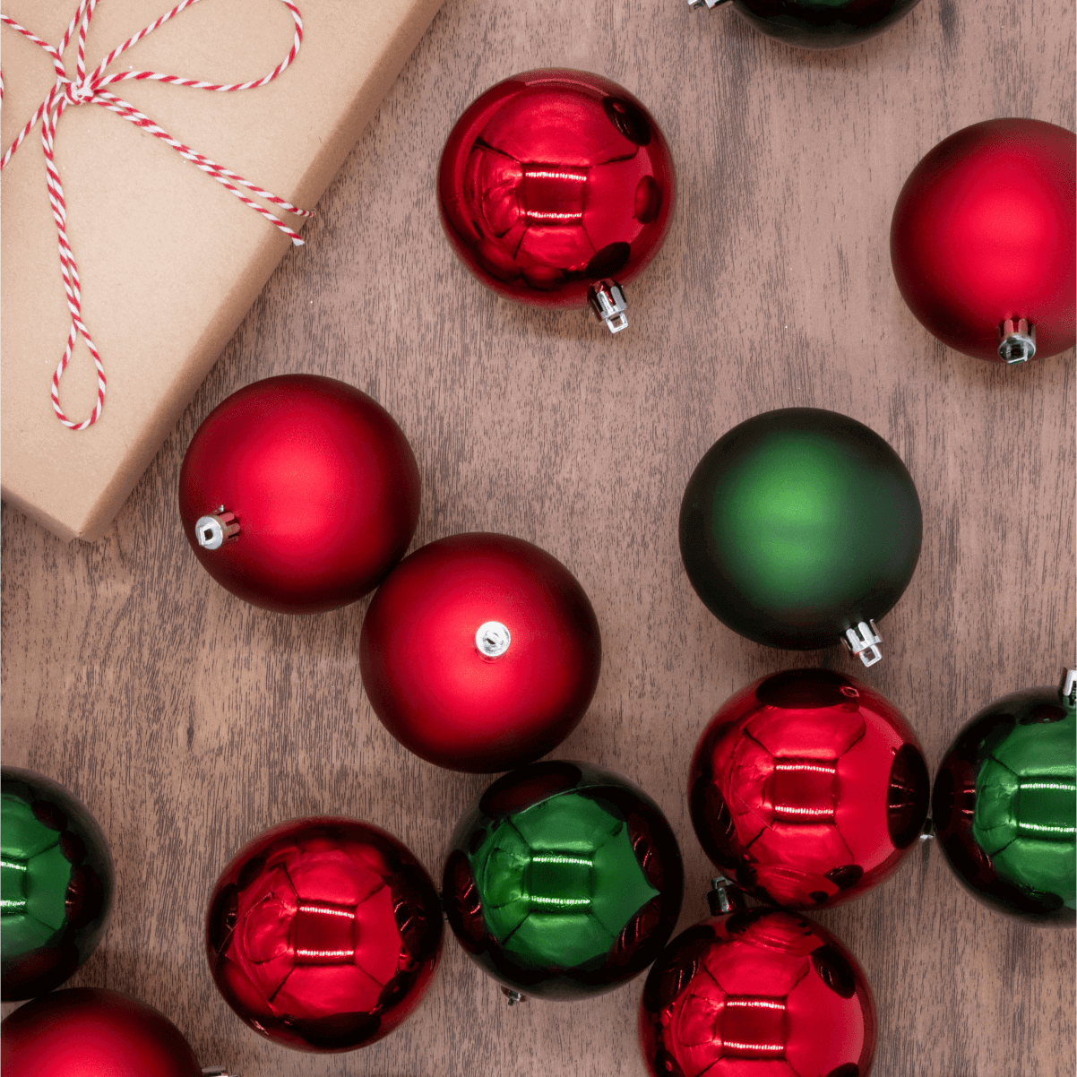 Kit de Bolas Natalinas Vermelhas e Verdes Antiestilhaço (48 Peças)