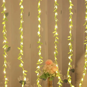 Cortina de Luzes Natalinas com Folhas – Encanto e Magia em Cada Detalhe